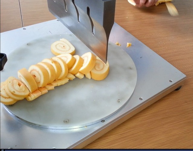 La taglierina ad ultrasuoni diventa uno strumento per il taglio della torta