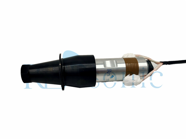 Ultrazvukov&yacute; svařovac&iacute; převodn&iacute;k 20 kHz 50 mm pro utěsněn&iacute; tkaniny pro pokračov&aacute;n&iacute; v pr&aacute;ci 