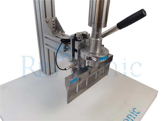 &Eacute;quipement de d&eacute;coupe et de tranchage par ultrasons pour fromages et viandes